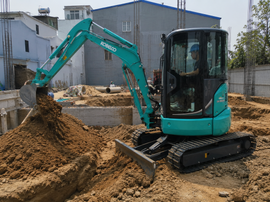 Kobelco SK35SR-6 thi công công trình