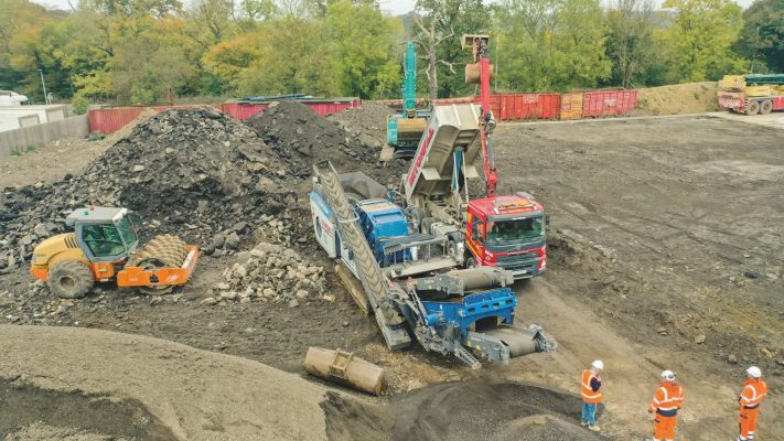 Máy xúc Kobelco và lu HAMM thi công san lấp