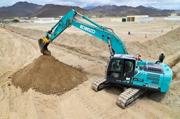 Máy xúc Kobelco SK520XDLC-10 thi công đào móng nhà xưởng