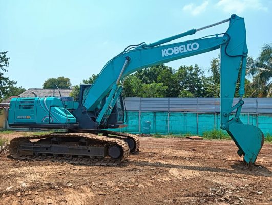 Máy xúc Kobelco SK200-10 san lấp mặt bằng khu công nghiệp.