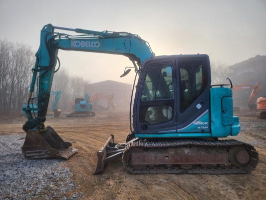 Máy xúc Kobelco SK75 đào móng nhà dân trong khu dân cư.