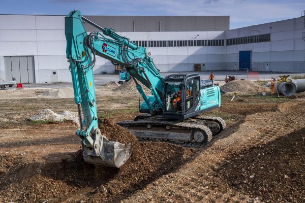 Máy xúc Kobelco SK200-10 đào móng nhà