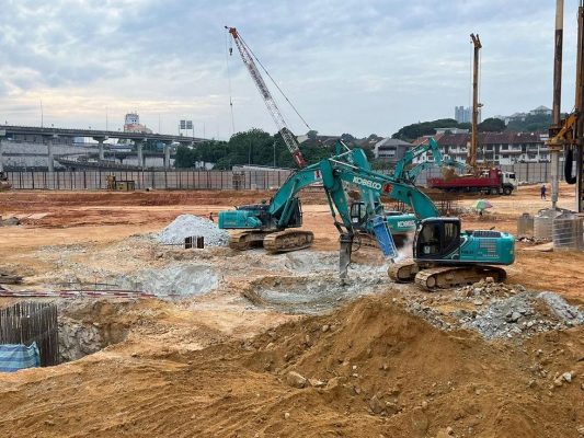 Máy xúc Kobelco SK200-10 đào móng nhà xưởng.