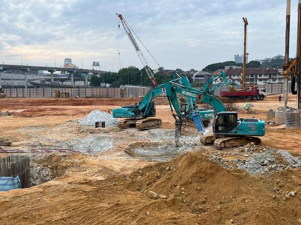 Máy xúc Kobelco SK200-10 đào móng nhà xưởng.