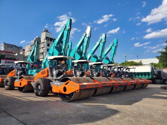 Máy xúc Kobelco phối hợp lu rung trong công tác san lấp mặt bằng.