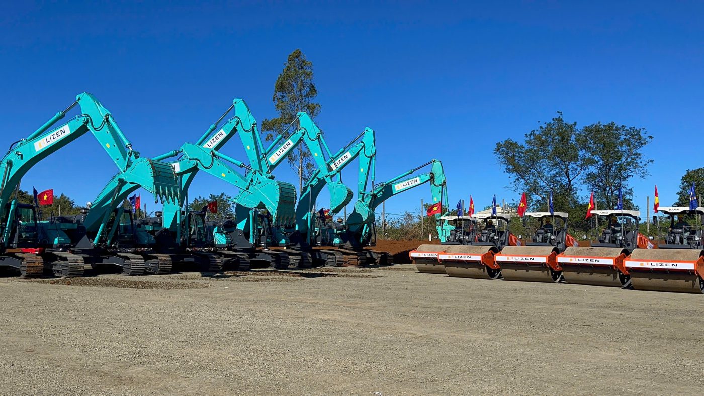 máy xúc 35 tấn Kobelco thi công san lấp