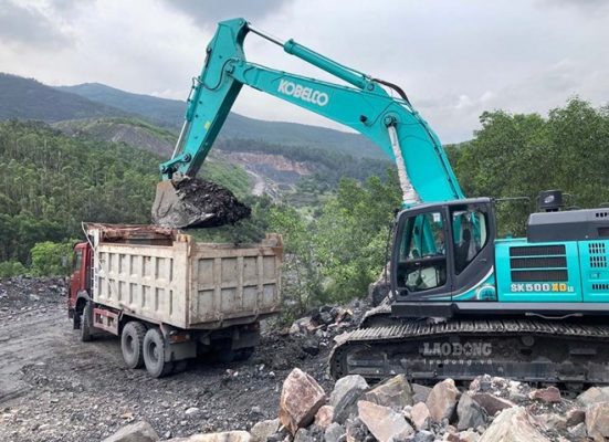 máy xúc 50 tấn bốc xúc xe ben