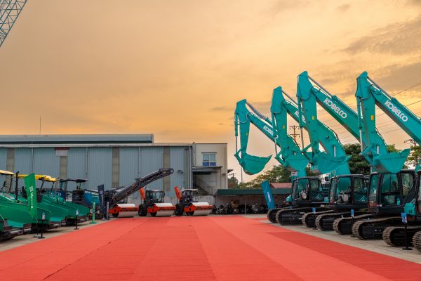 Giá máy xúc Kobelco mới tại Việt Nam
