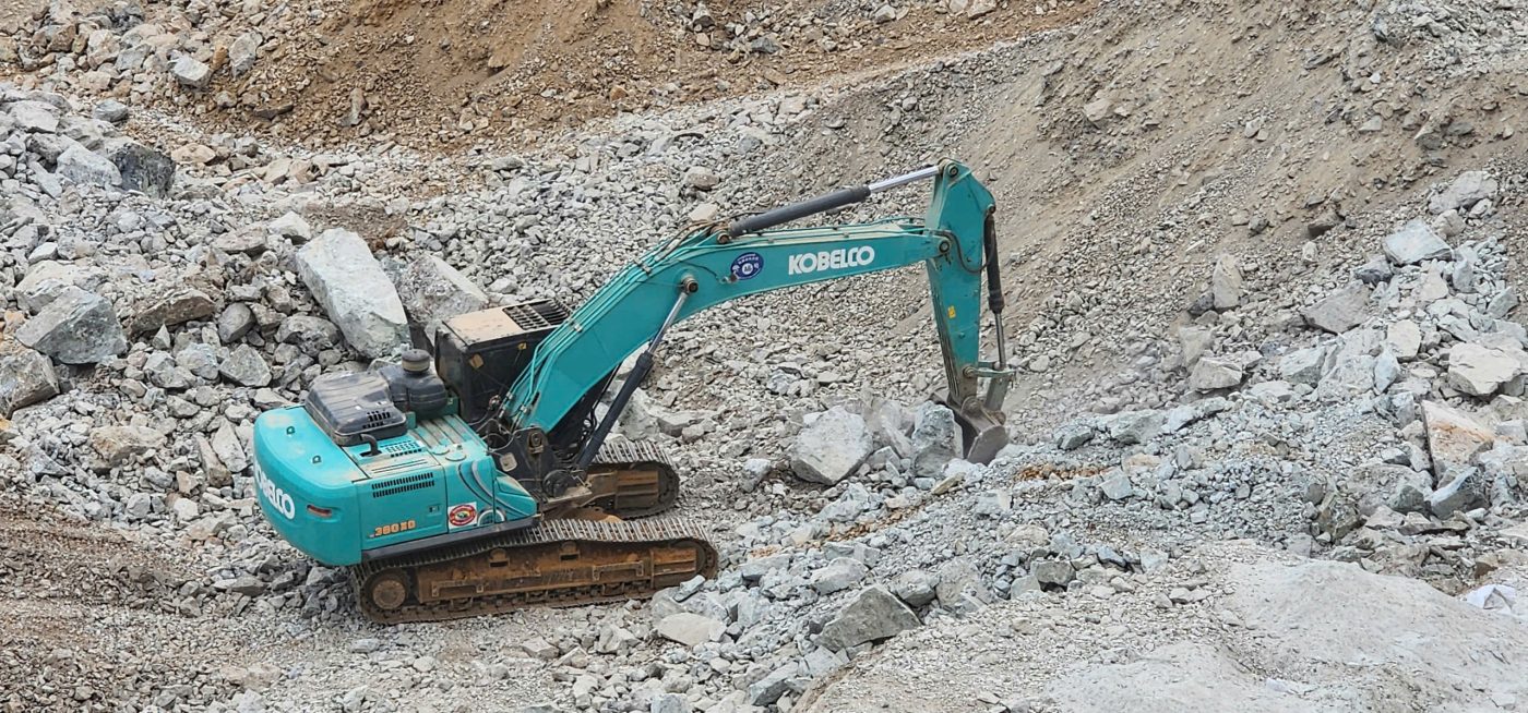 máy xúc 35 tấn SK380XDLC-10 bốc xúc