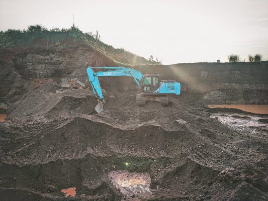 Máy xúc Kobelco 20 tấn xúc đất