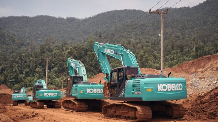 Kobelco SK200-10 vận hành xúc đất tại công trường
