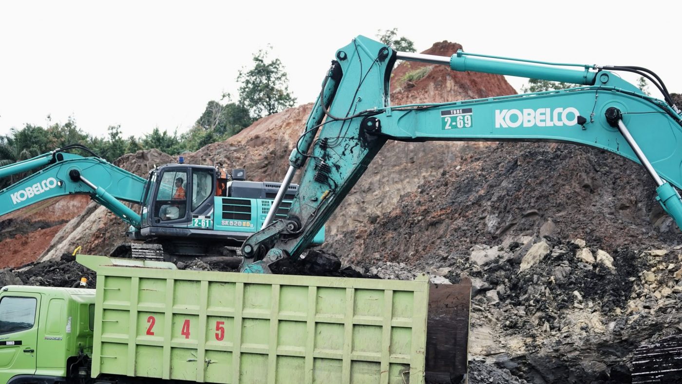 SK380 hay SK520 cho công việc khai thác và bốc xúc vật liệu