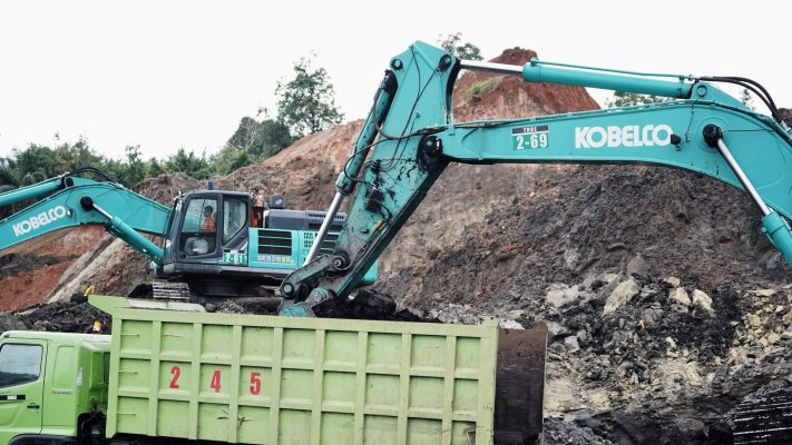 SK380 hay SK520 cho công việc khai thác và bốc xúc vật liệu