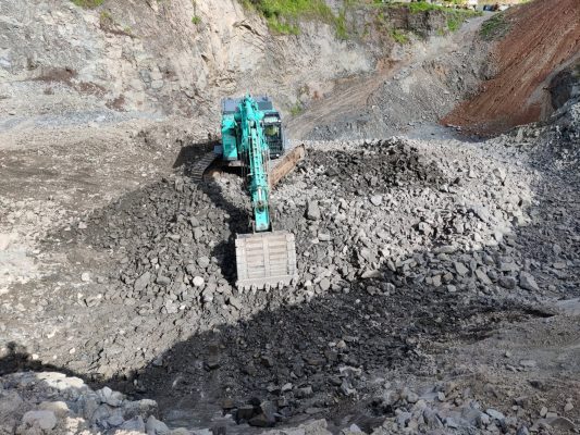 máy xúc Kobelco 50 tấn xúc xe ben bao nhiêu gầu