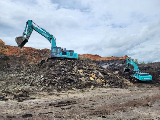 máy xúc Kobelco cho xe ben 30 tấn