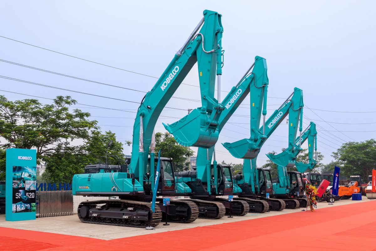Giá máy xúc Kobelco mới hiện nay
